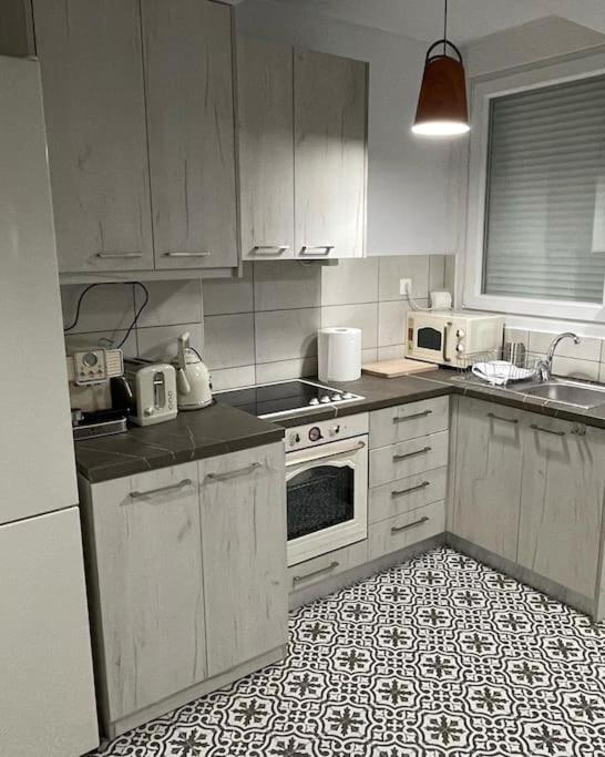 Family Apartment With Private Yard Next To Agios Dimitrios Church Thessaloníki Exteriör bild
