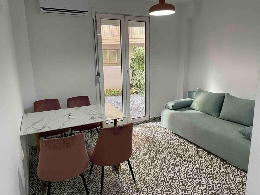 Family Apartment With Private Yard Next To Agios Dimitrios Church Thessaloníki Exteriör bild